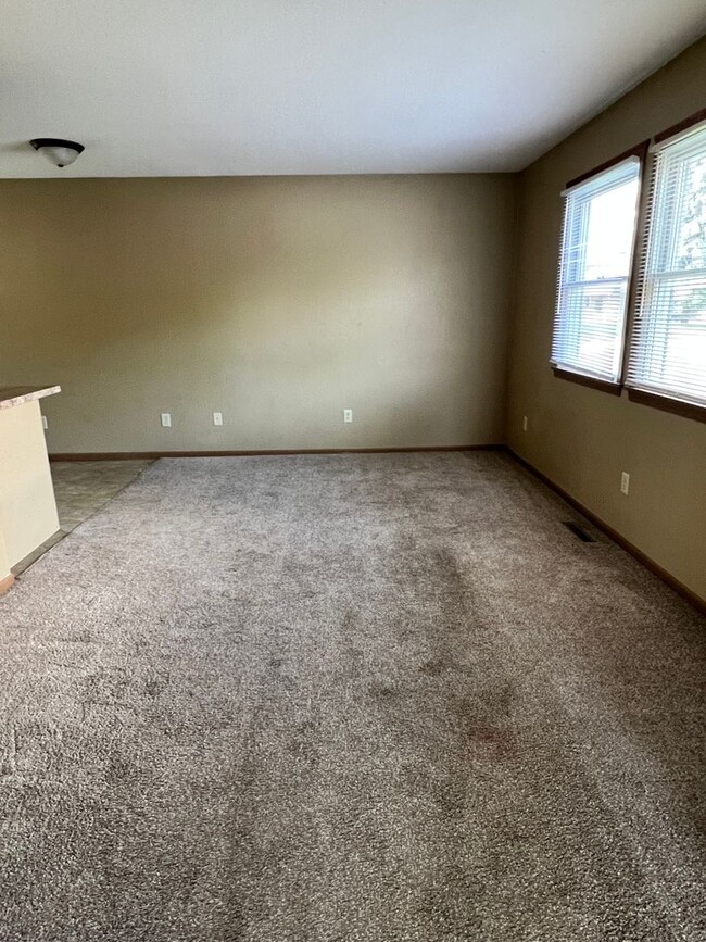 Building Photo - Three Bedroom One Bath Townhouse Near BGSU