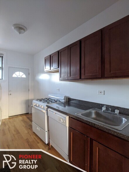 Building Photo - 812 W Waveland Ave