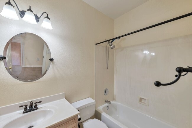 Building Photo - Charming North Phoenix 3-bedroom, 2-bathroom home!