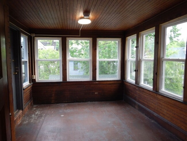 Building Photo - AVAILABLE 6/1/26 - Large House Available O...
