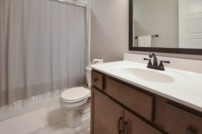Building Photo - Pet Friendly Three Bedroom!