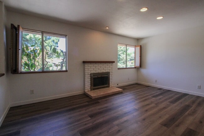Building Photo - 298 Country Club Dr
