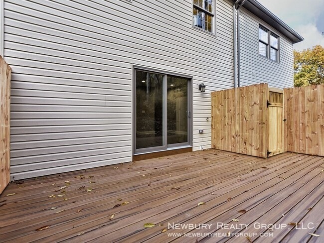 Building Photo - Banksville Place Townhomes