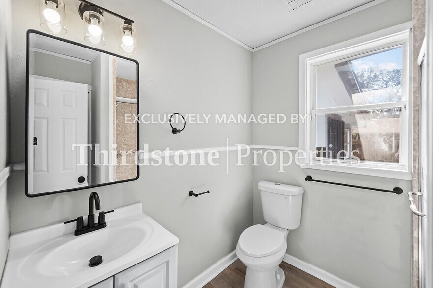 Building Photo - 4554 Crescent St