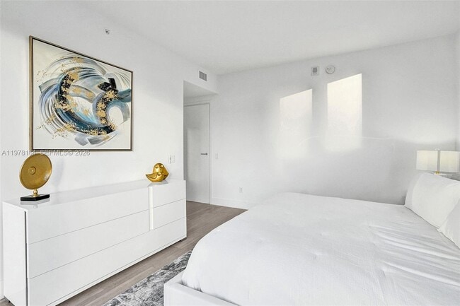 Building Photo - 1300 Brickell Bay Dr