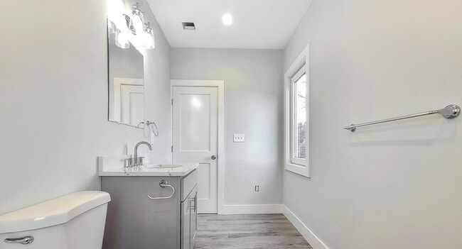 Building Photo - Giant 3 Bed in Roxbury for September 1st - Washer and Dryer in Unit