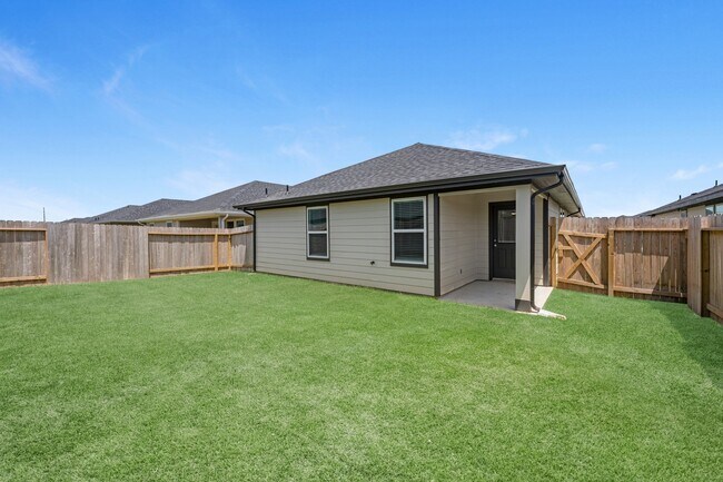 Building Photo - 3038 Lake Crest Dr