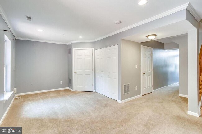 Building Photo - 25242 Dunvegan Square