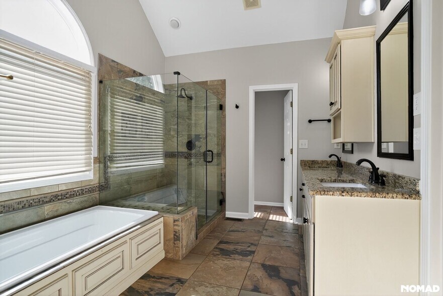 Building Photo - 838 Valley Dr