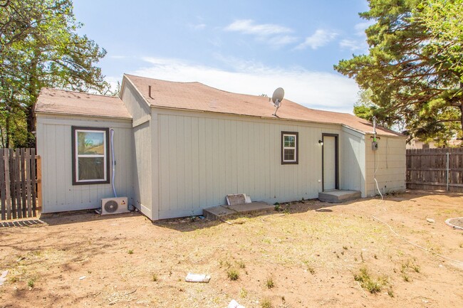 Building Photo - Adorable updated home!