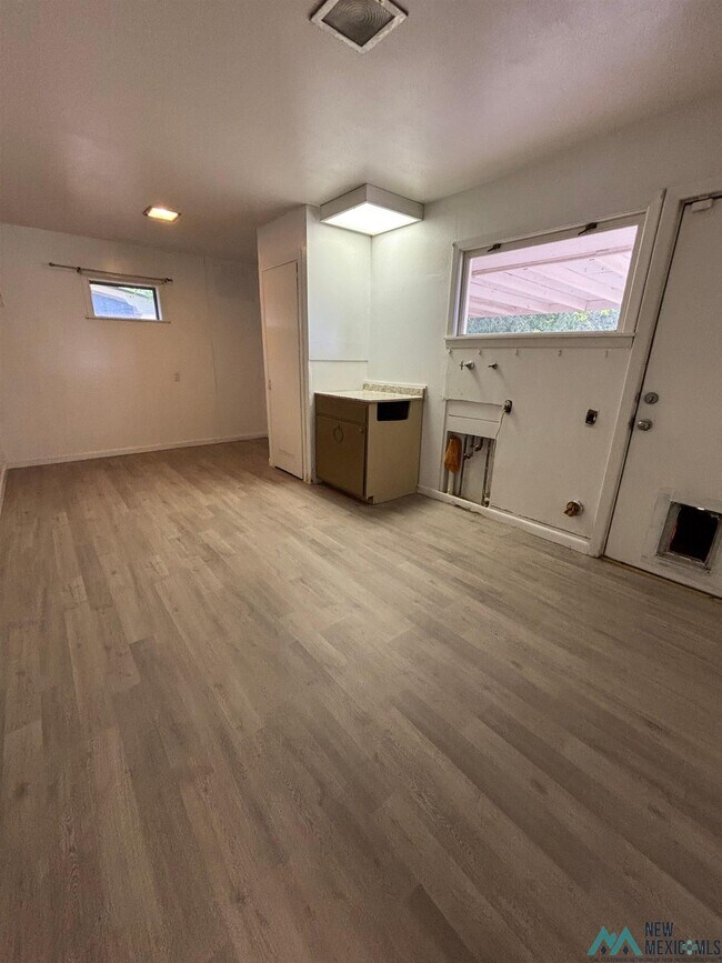 Building Photo - 1420 E 21st St