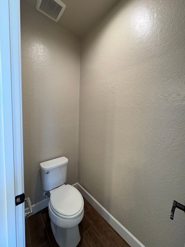 Building Photo - Lovely SE Tulare available now!