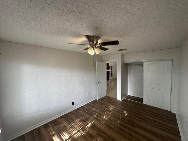 Building Photo - 828 E Flag Ln