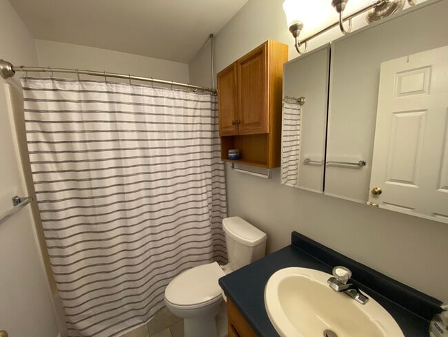 Building Photo - Beautiful Condo in Quiet Community in Manchester!