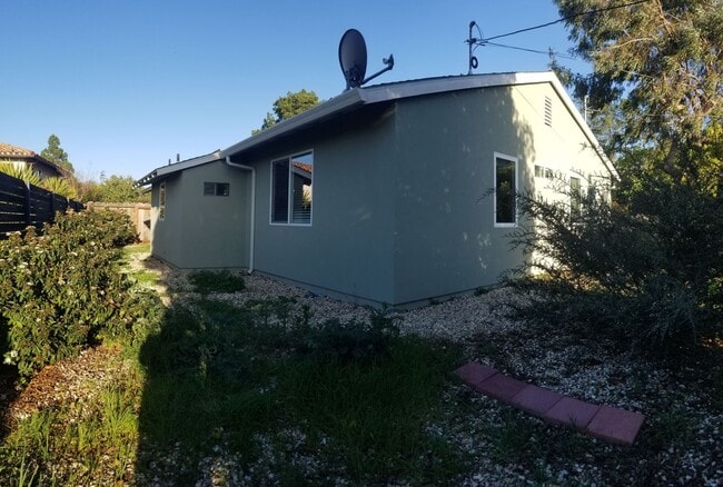 Building Photo - Immaculate 5 Bedroom 3 bath home with beautiful hill views!