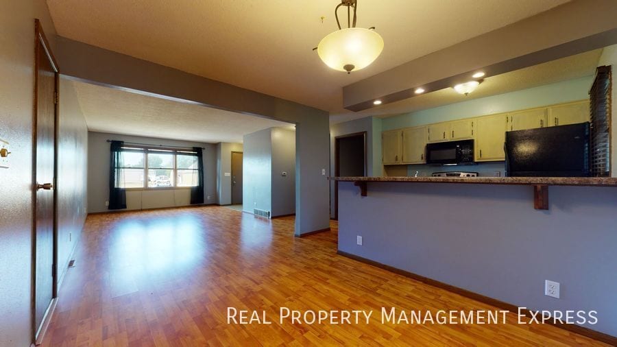 Building Photo - 3 Bed 2 Bath Duplex w/ Attached Garage