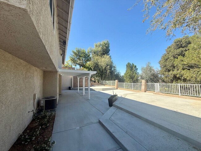 Building Photo - 4 Bedroom Rental Home in Santa Clarita.