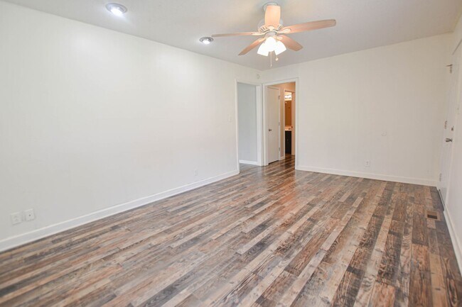 Building Photo - Updated Three Bedroom!