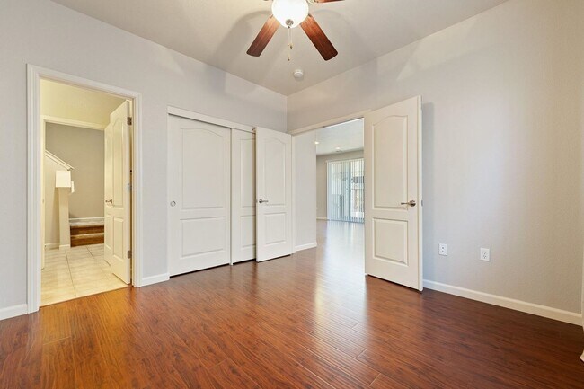 Building Photo - Spacious 3/3 Townhouse in North Clovis