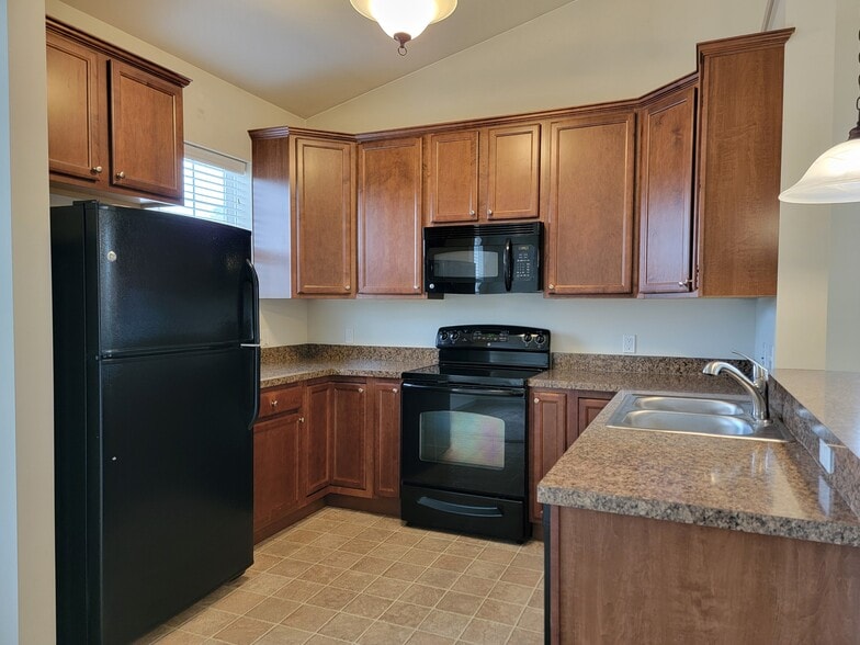 Building Photo - 1942 Shady Oak Dr