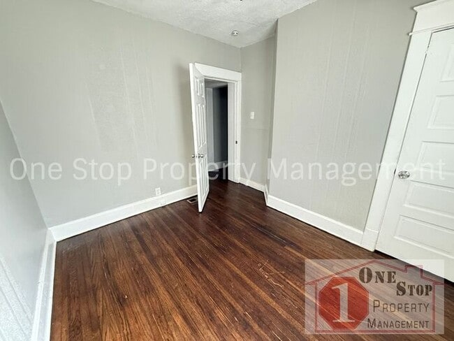 Building Photo - Spacious 3-bedroom, 2-bath in Kansas City