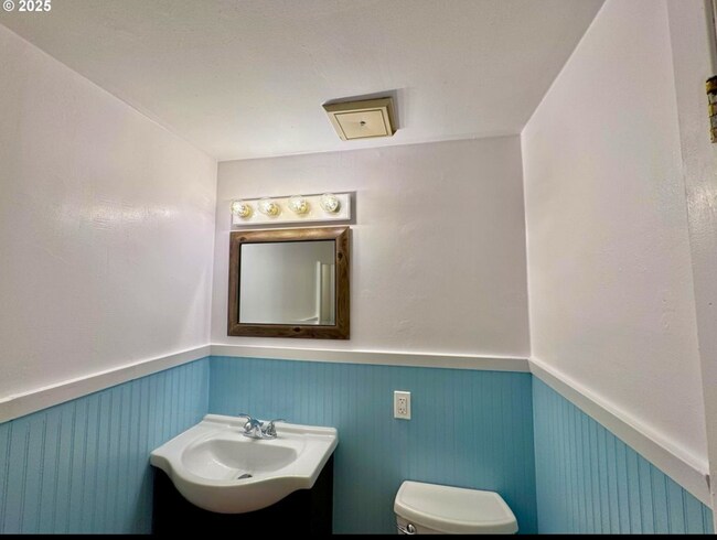 Building Photo - 337 Spruce Dr