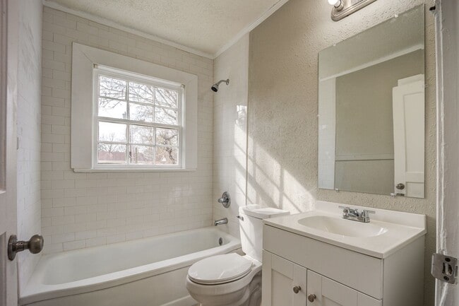 Building Photo - Freshly Updated 2 Bedroom House