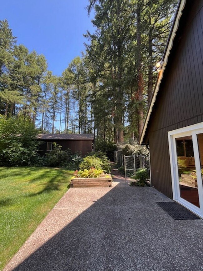 Building Photo - Spacious Country Home on Nearly 2 Acres!