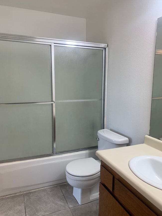Building Photo - Lovey Townhome In Clovis!