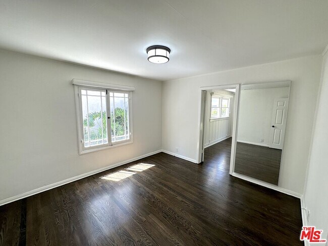 Building Photo - 9019 Rosewood Ave