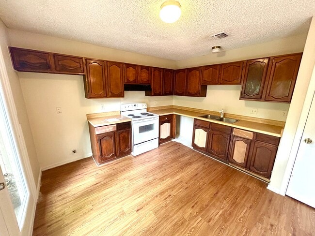 Building Photo - **APPLICATION RECEIVED** Convenient 2 Bedr...