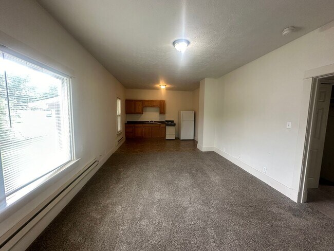 Building Photo - One Bedroom, One-bathroom Apartments Locat...