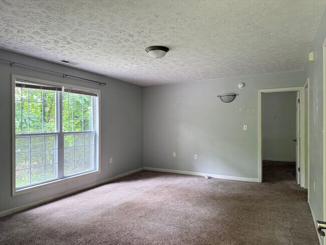 Building Photo - 4 Greenbriar Rd