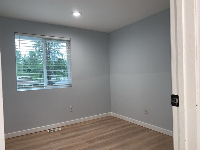 Building Photo - Spacious 3 Bed 2.5 bath Kent Split-Level home