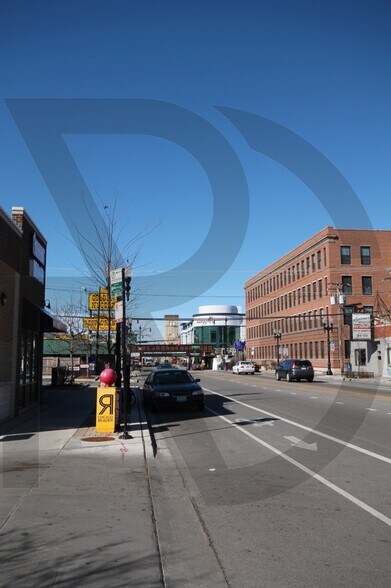 Building Photo - 4735 N Hermitage Ave