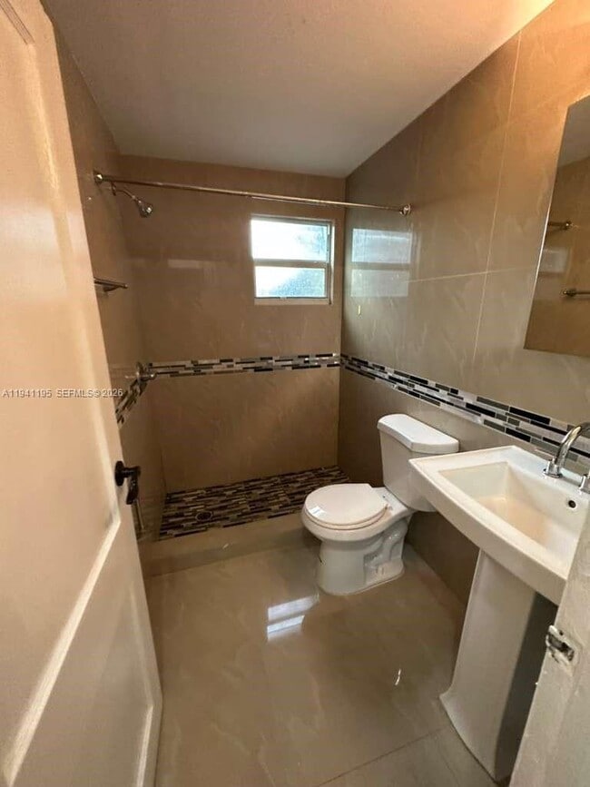 Building Photo - 920 NW 22nd Ct