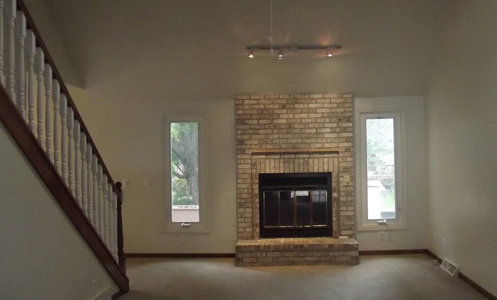 Building Photo - 121 Woodview Dr