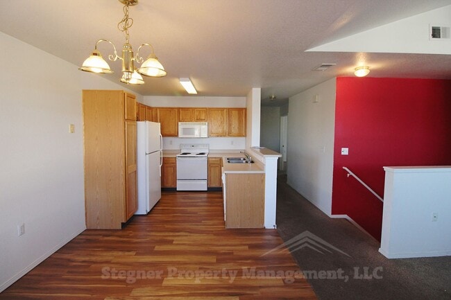 Building Photo - Wonderful Condo w/Garage