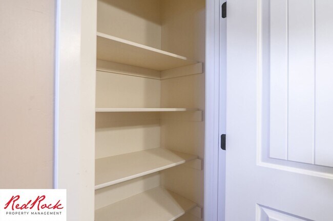 Building Photo - Dog Friendly, Pleasant 4 Bedroom, 2.5 Bathroom Townhome