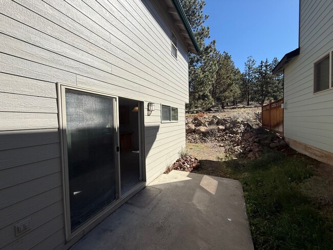 Building Photo - 2 Bed/2 Bath Apartment Located Near OSU/COCC Campus - Attached Garage