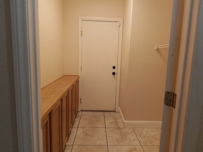 Building Photo - Spacious 4-Bed Single-Family Home in Las Vegas with Private Backyard