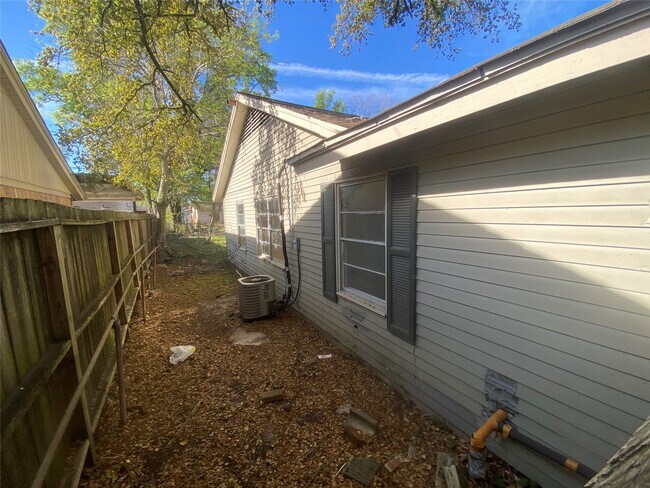 Building Photo - 8607 Sherrywood Dr