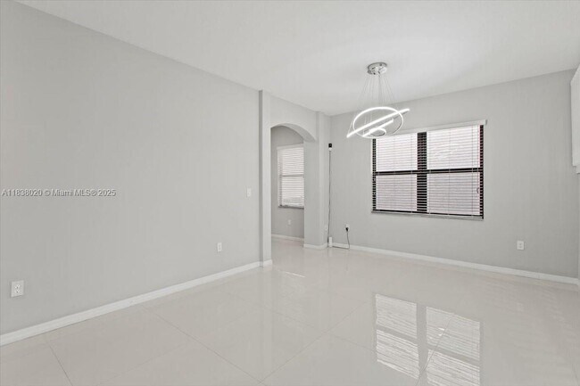 Building Photo - 635 NE 191st Terrace