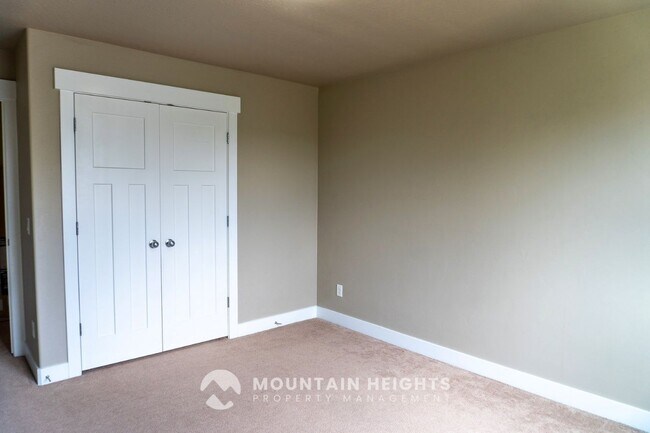 Building Photo - 3953 Sand Lake Dr