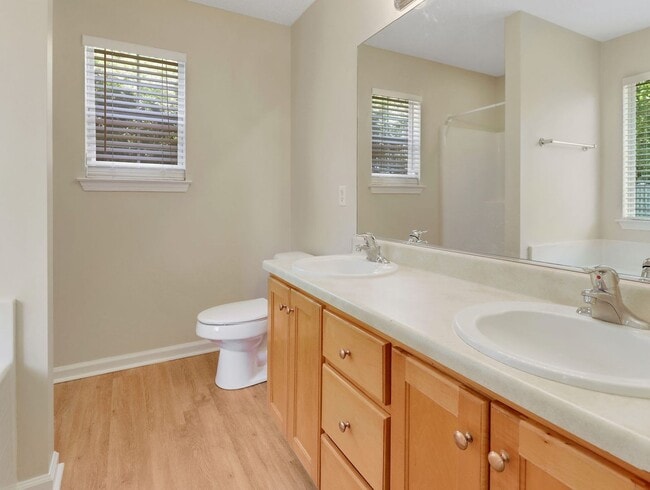 Building Photo - 3 Bed/2 Bath Home in Main Street!