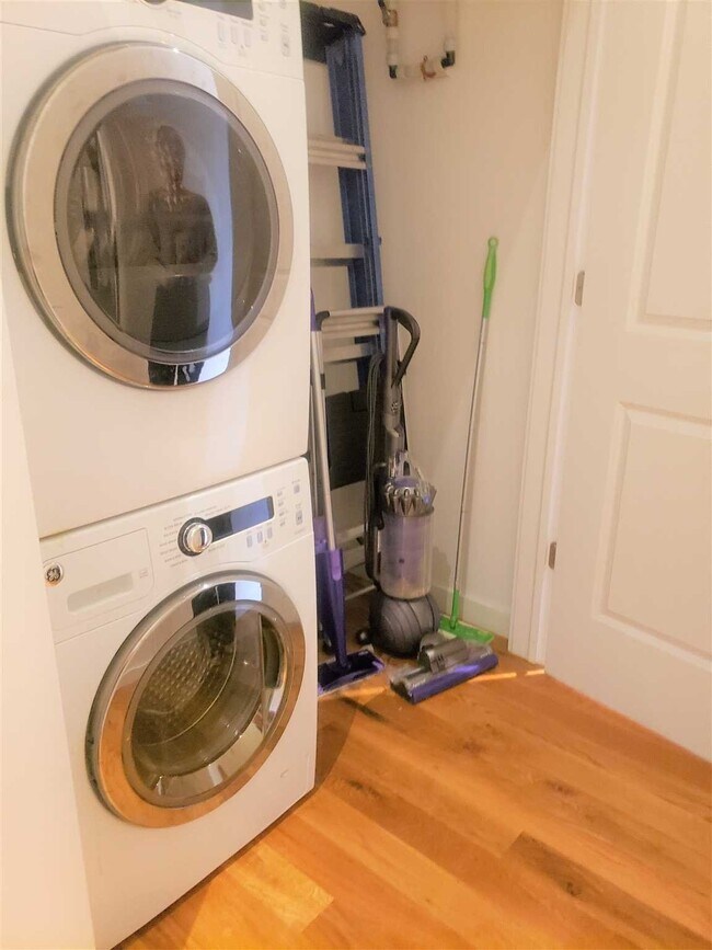 Building Photo - 1 E Main St