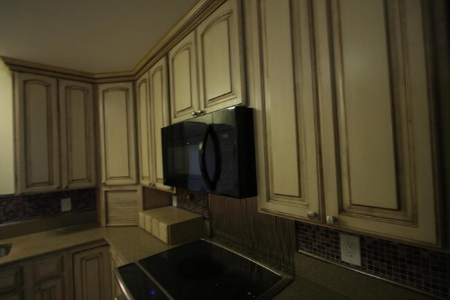 Building Photo - 1303 Lakeview Dr E