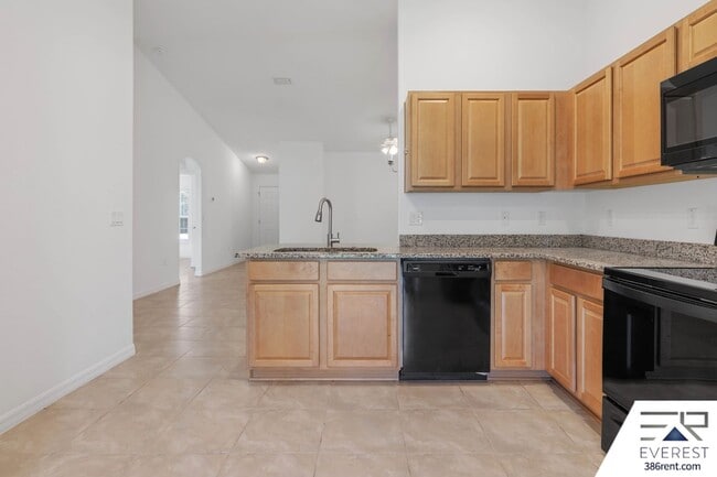 Building Photo - LIKE NEW 3/2/1 TOWNHOUSE IN BEAUTIFUL SEMINOLE WOODS