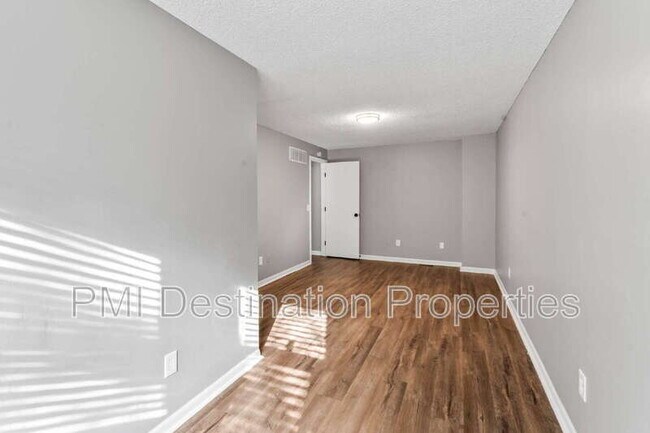 Building Photo - 1322 N Harvey Dr
