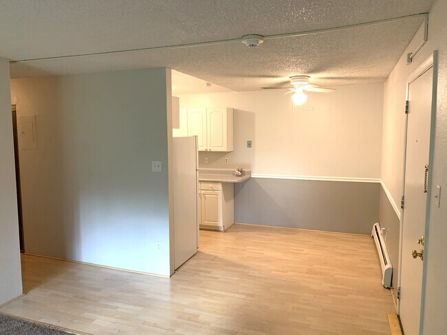 Building Photo - 1350 Golden Cir